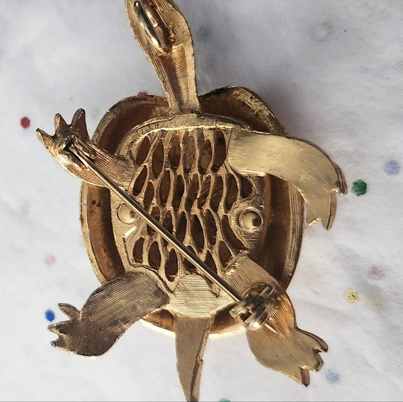 Vtg 1960s Gold Tone Textured Turtle Pin Brooch Rhinestone Eyes - Picture 5 of 5